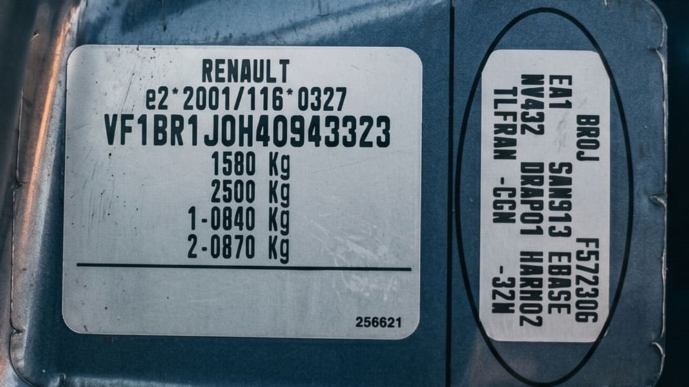 Табличка с кодом краски Renault на стойке двери